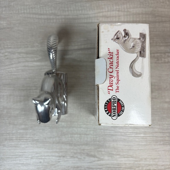 Norpro Davey Crackit The Squirrel Nutcracker Heavy Duty Cast Aluminum With Box - Picture 4 of 8